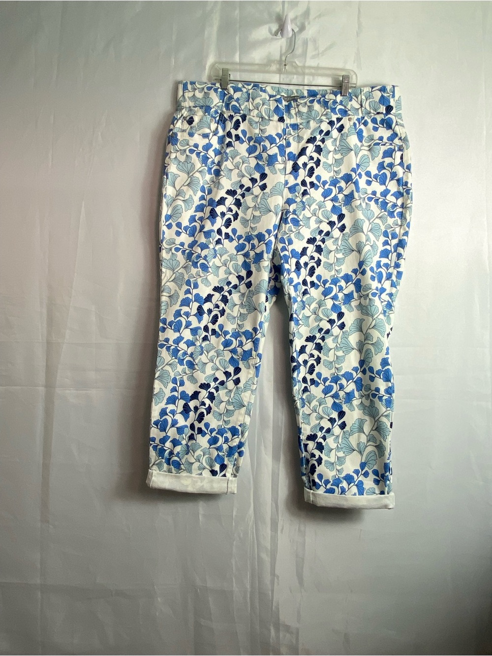 Jessica London White Capri Pants with Blue Floral Print